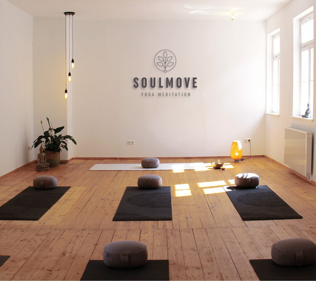 Meditationsraum mit Matten und Kissen im Soulmove Yoga Studio in Ulm