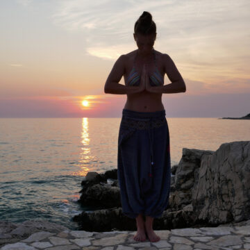 Yoga am Meer mit Sonnenuntergang
